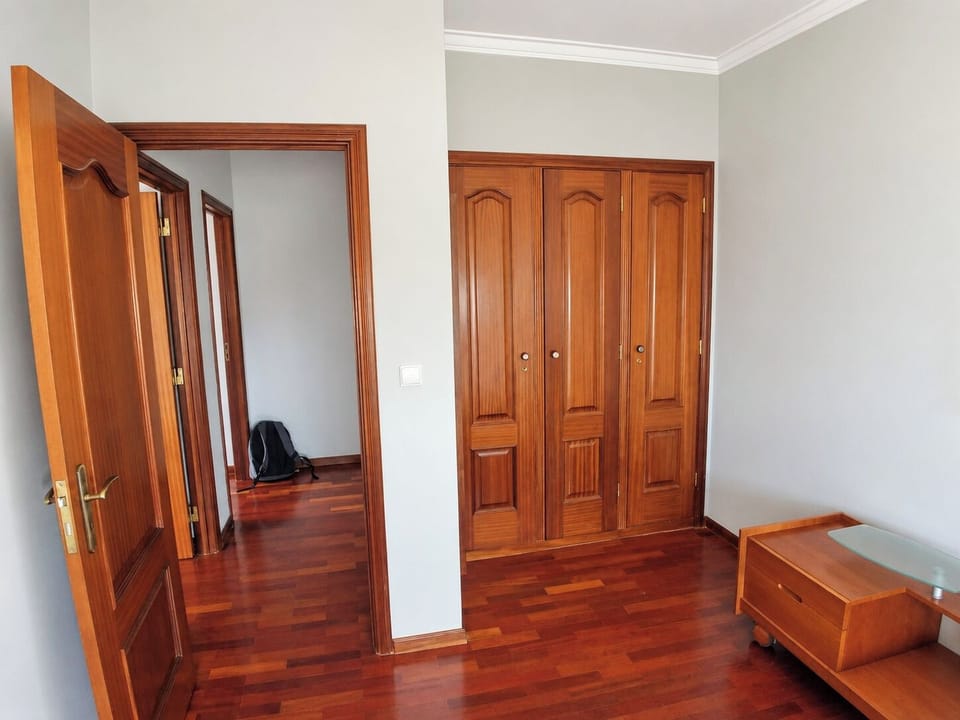 Flexible second bedroom with a double bed, single bed, fresh linens and clothes storage.