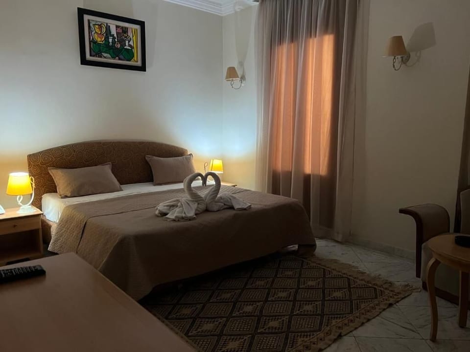 Double or Twin Room | Minibar, in-room safe, blackout drapes, soundproofing
