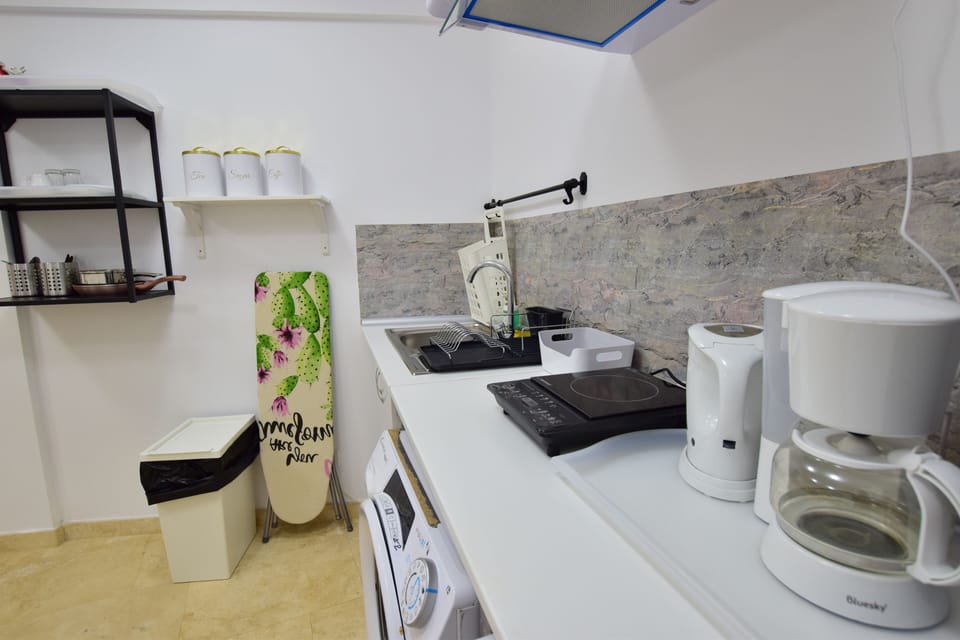 Microwave, stovetop, cookware/dishes/utensils, paper towels