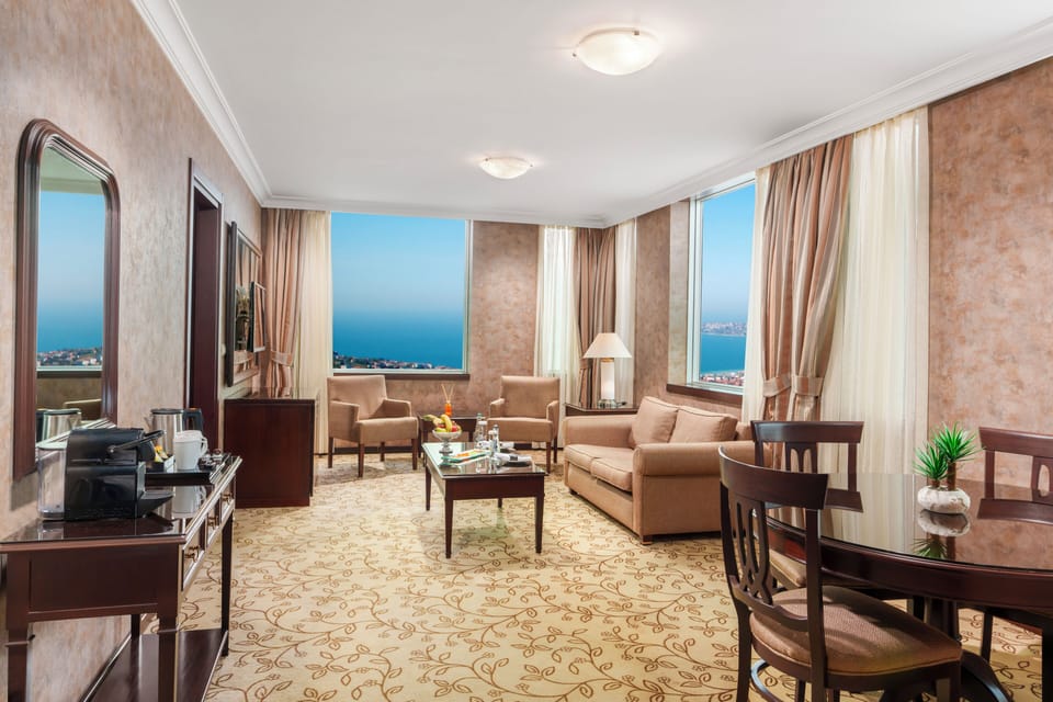 Executive Suite | Hypo-allergenic bedding, minibar, in-room safe, desk