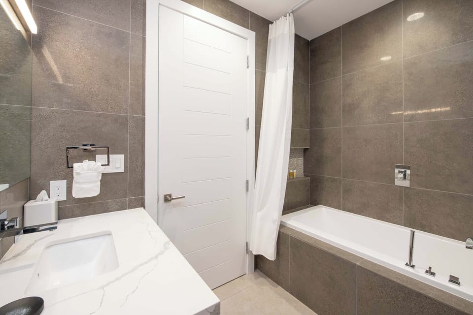 Guest Shared ensuite bathroom.