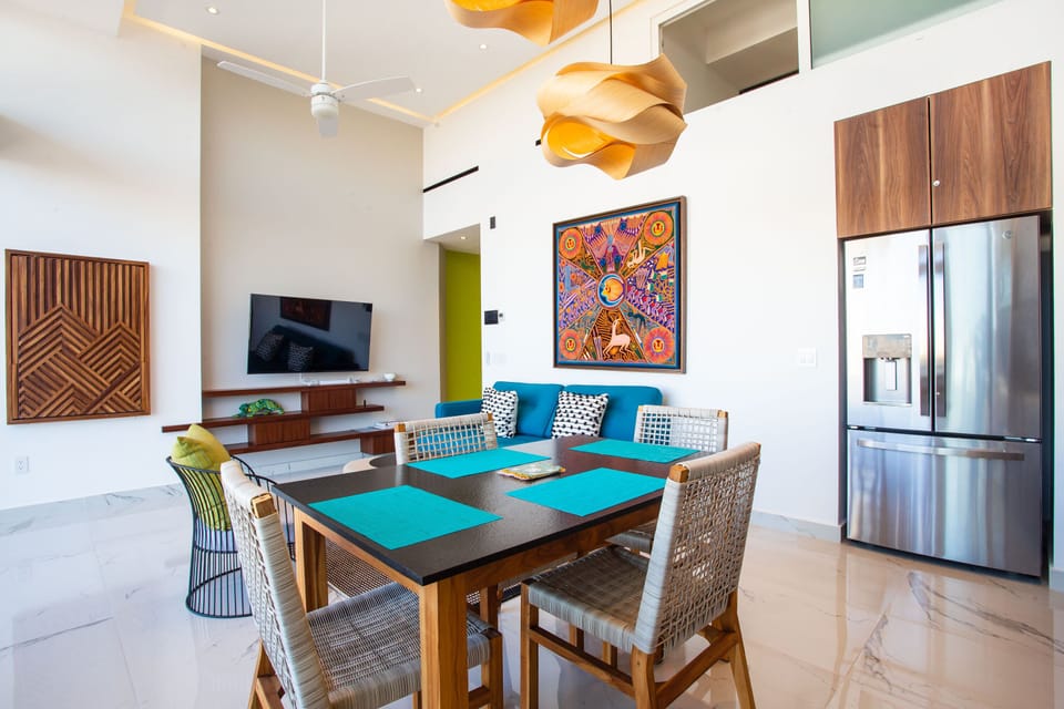 You can open the sliding doors to dine "al fresco"