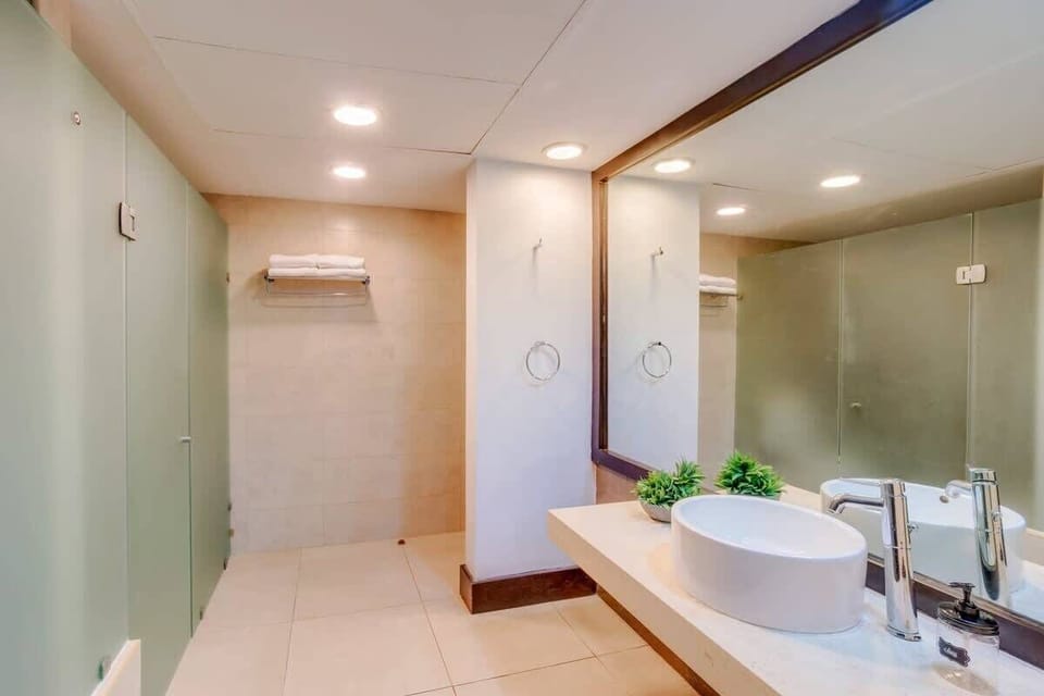 Spacious en-suite full bath in bedroom 2.