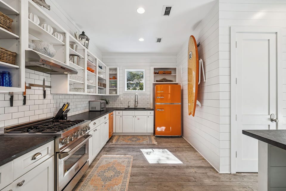 Your Dream Kitchen Awaits - Perfect for Cooking Gourmet!