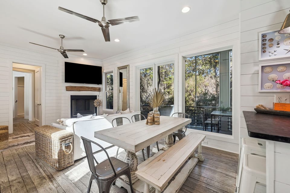 Dining Area with Seating for 6