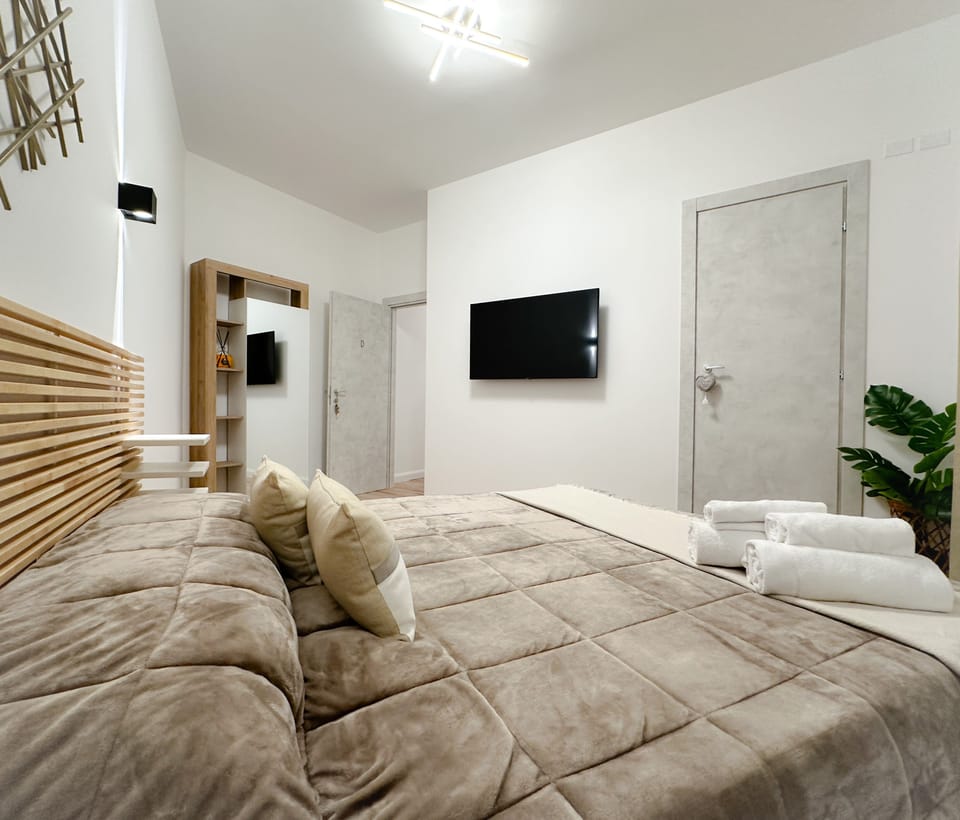 Deluxe Room | 1 bedroom, Egyptian cotton sheets, premium bedding, memory foam beds