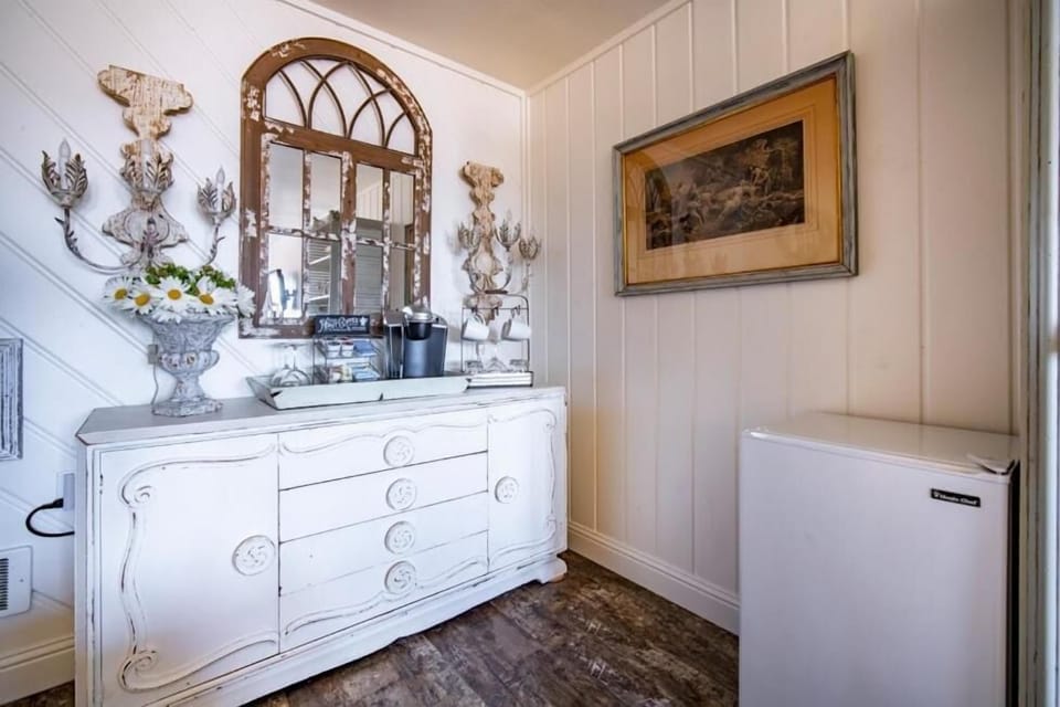 Towels, soap, shampoo, toilet paper