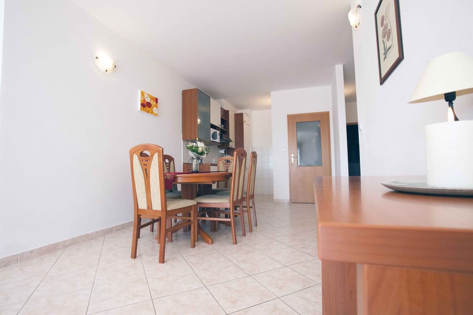Large living area with dining table and chairs for 6 people, work desk also 