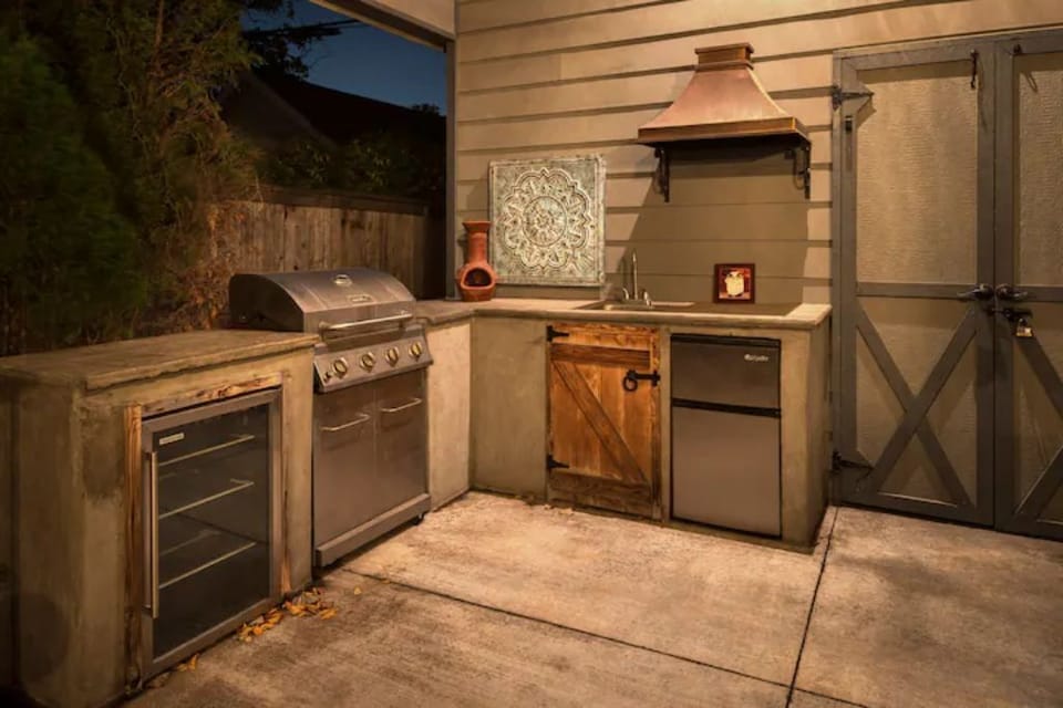 Outdoor kitchen with bbq and fridge