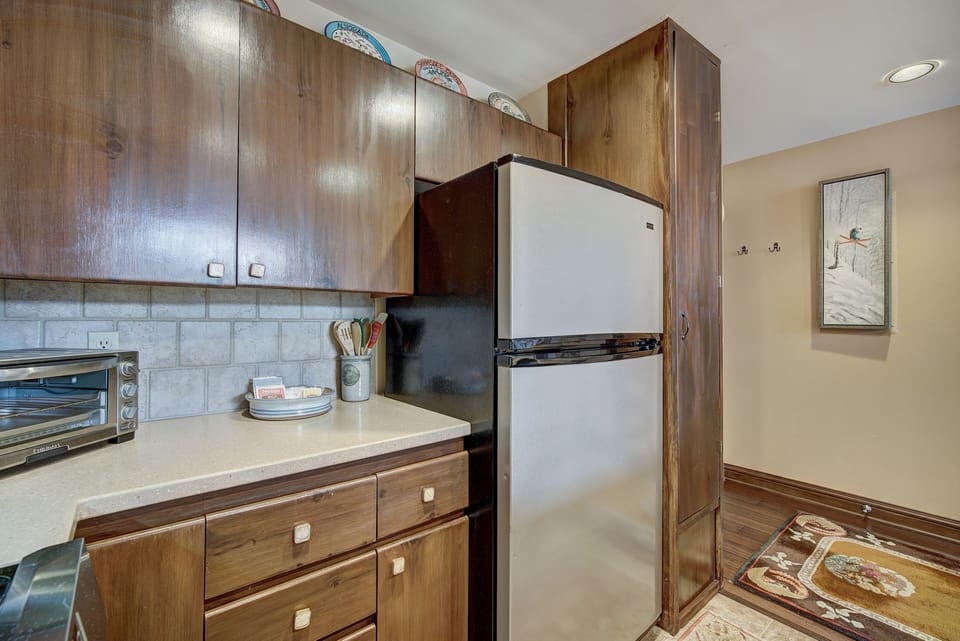 Indoors, Refrigerator, Flooring, Floor, Microwave