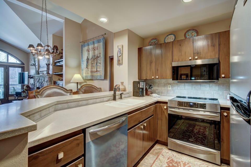 Condo, 2 Bedrooms | Private kitchen | Fridge, oven, coffee/tea maker, toaster
