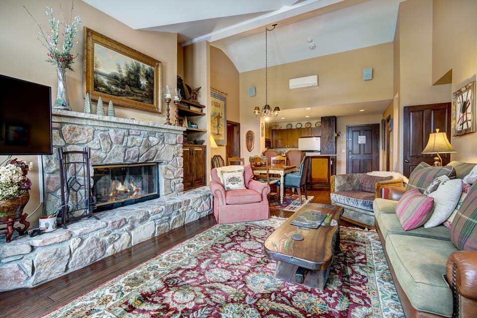 Condo, 2 Bedrooms | Living area