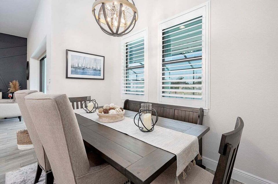 Dining Area with Seating for Six