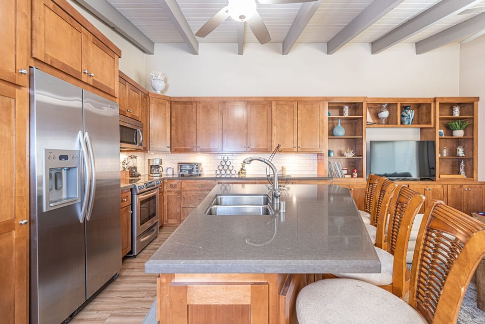 The kitchen comes stocked with all of your meal prepping needs.
                