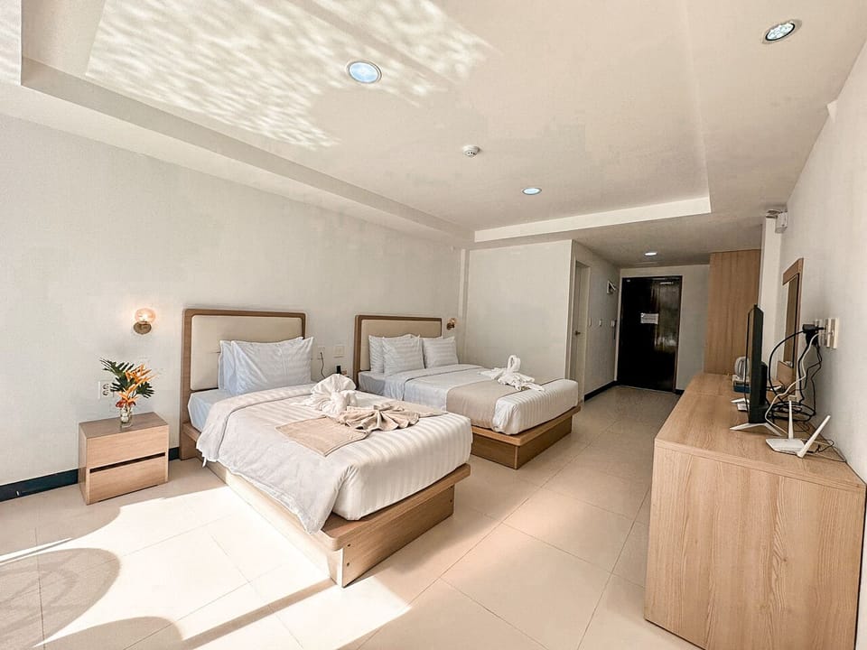 Premier Room | In-room safe, laptop workspace, WiFi (free), bed sheets