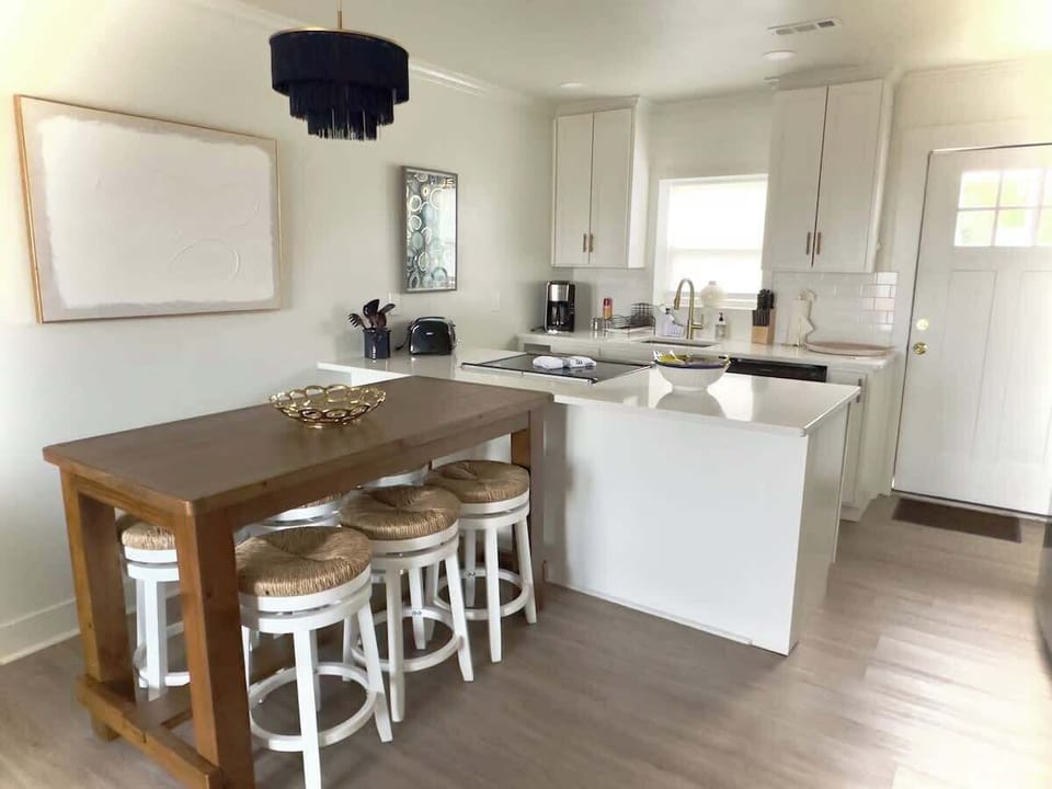 Kitchen & dining area