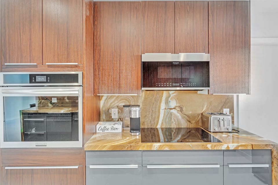 This well-equipped kitchen has everything you need to whip up delicious meals.