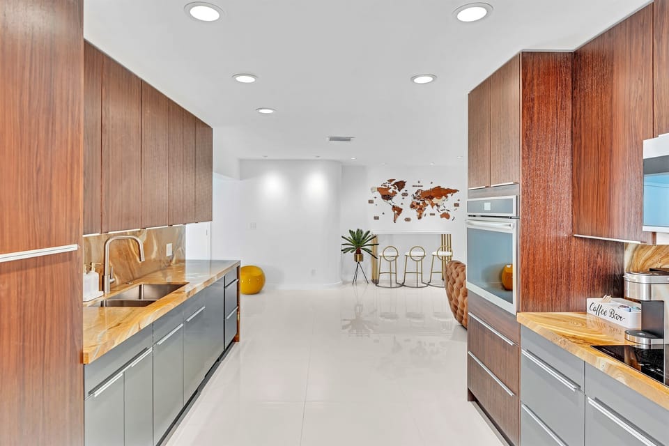 This well-equipped kitchen has everything you need to whip up delicious meals.