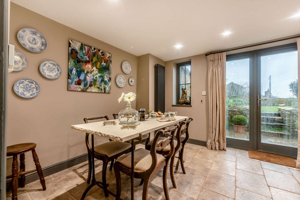 Lilly Bee Cottage Dining Area - StayCotswold