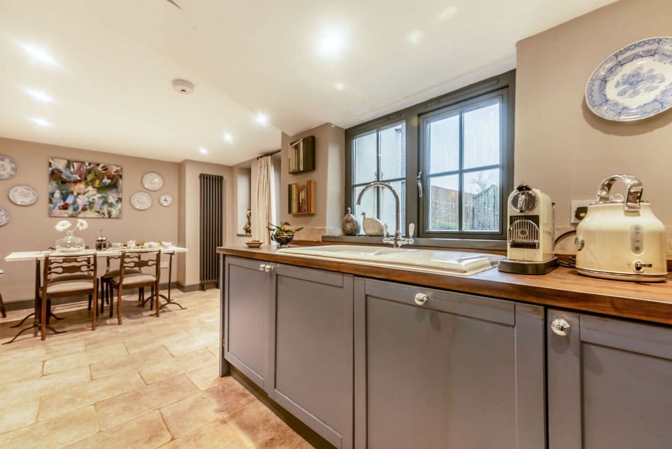 Lilly Bee Cottage Kitchen - StayCotswold