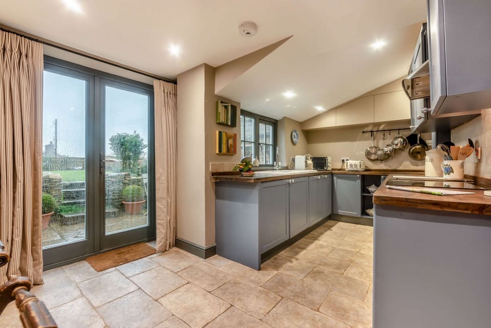 Lilly Bee Cottage Kitchen - StayCotswold