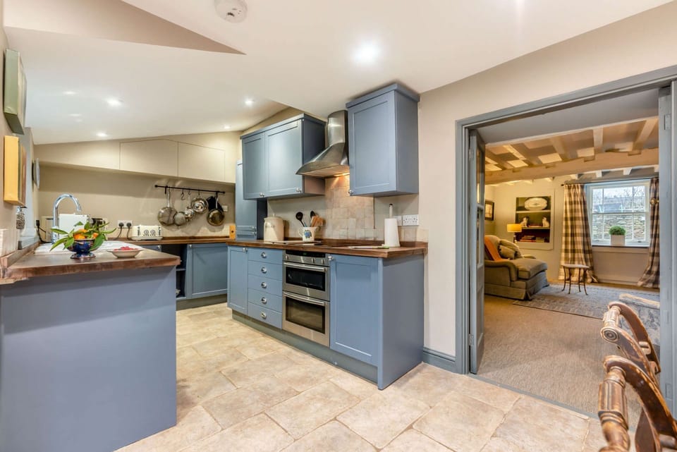 Lilly Bee Cottage Kitchen - StayCotswold