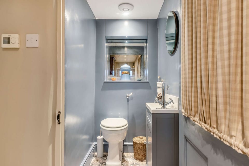 Lilly Bee Cottage Cloakroom - StayCotswold