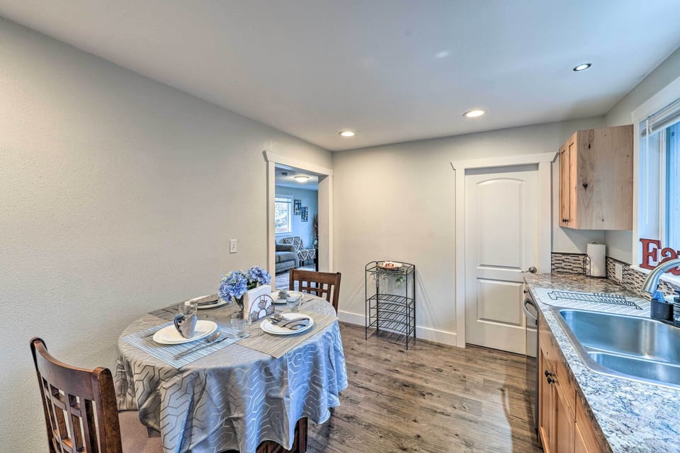 Dining Area | Dishware & Flatware Provided