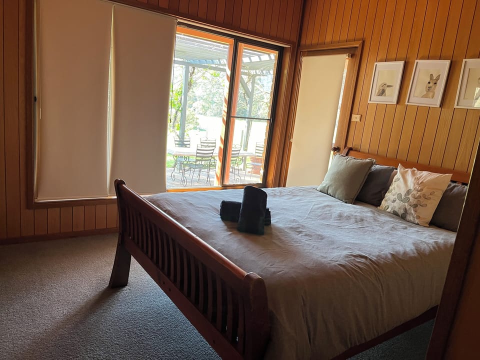 Bedroom - Queen Bed 