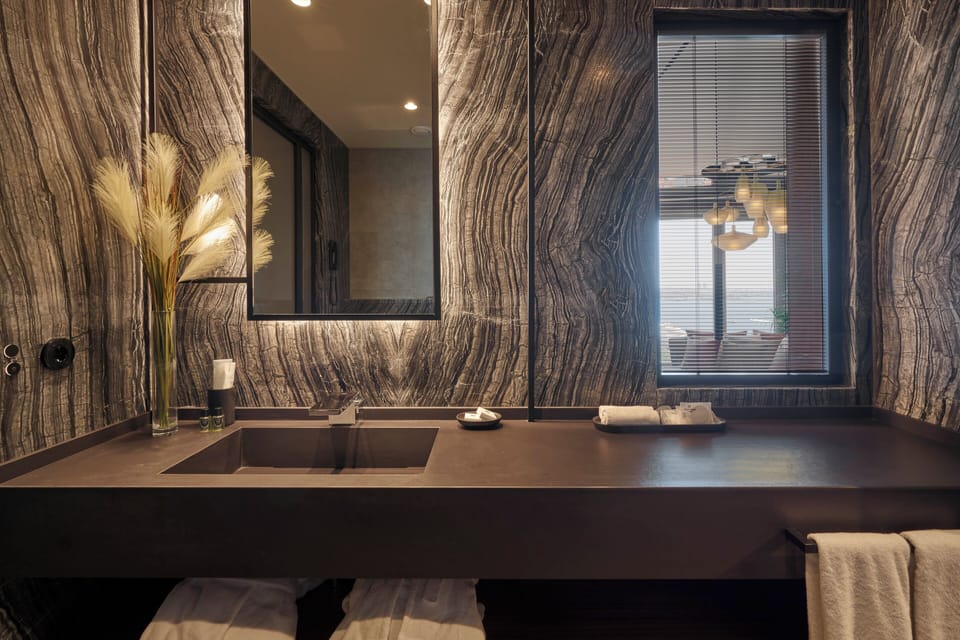 Amber Suite | Bathroom | Shower, free toiletries, hair dryer, slippers