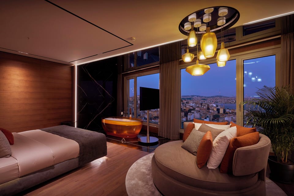 Amber Suite | Minibar, in-room safe, desk, laptop workspace