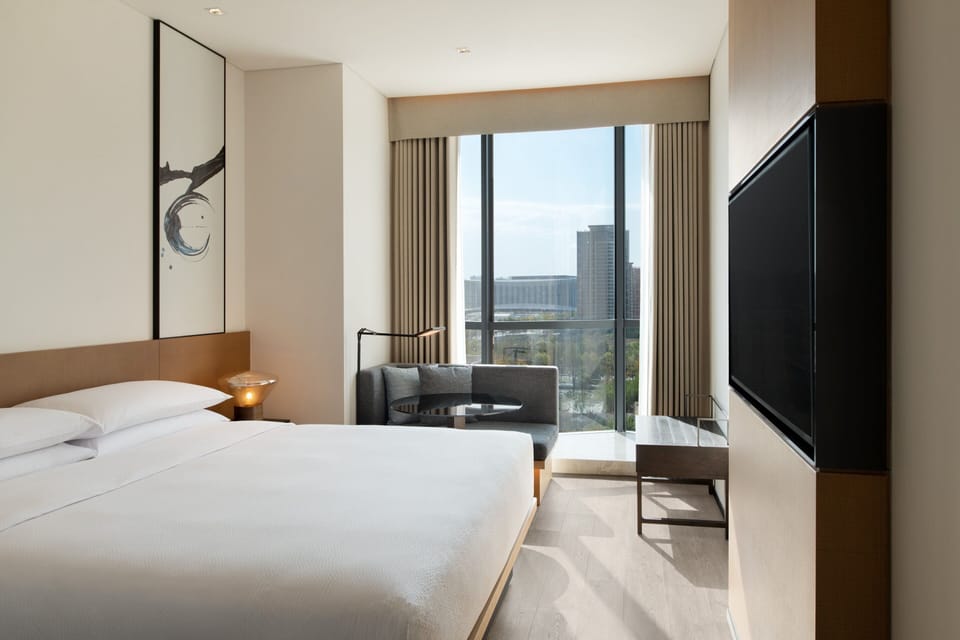 Standard King | Down comforters, in-room safe, desk, blackout drapes