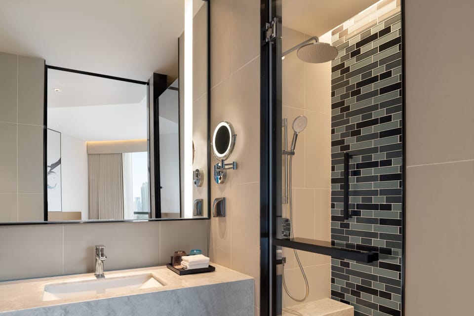 Shower, rainfall showerhead, free toiletries, hair dryer