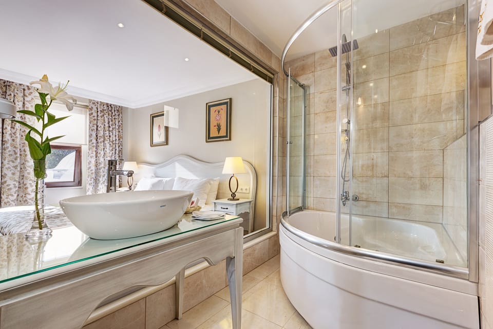 Queen Suite  | Bathroom | Free toiletries, hair dryer, slippers, towels