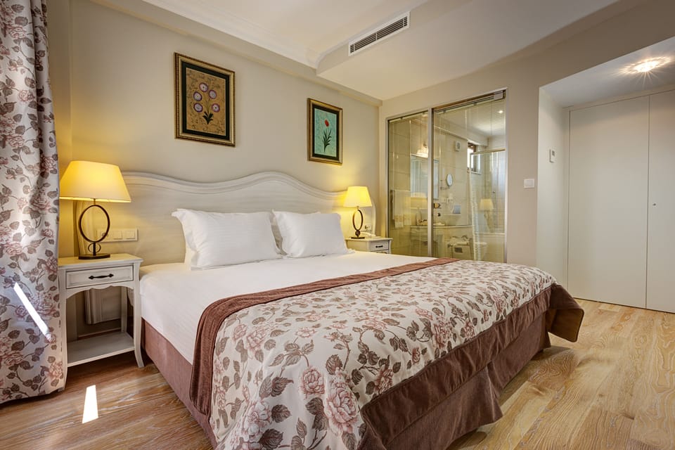 Queen Suite  | City view