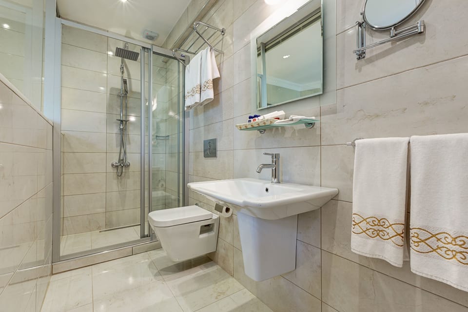 Family Room | Bathroom | Free toiletries, hair dryer, slippers, towels