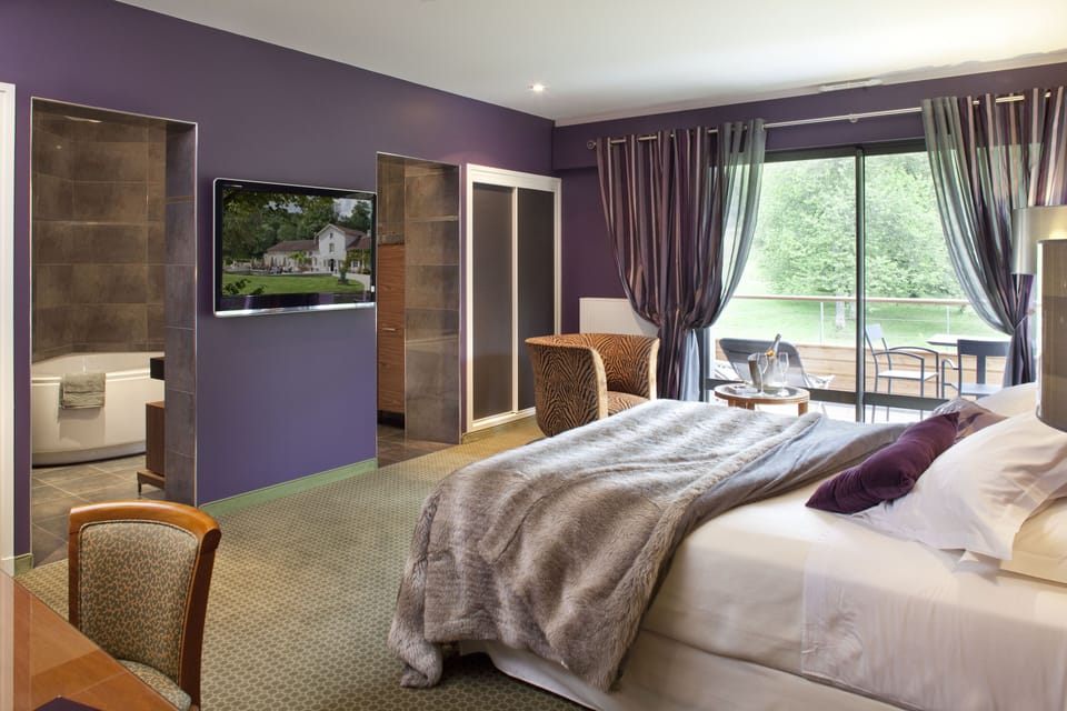 suite avec bain jacuzzi | Egyptian cotton sheets, premium bedding, Select Comfort beds