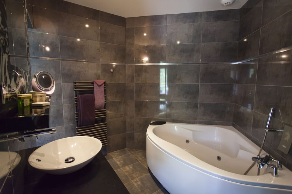 suite avec bain jacuzzi | Bathroom | Shower, rainfall showerhead, free toiletries, hair dryer