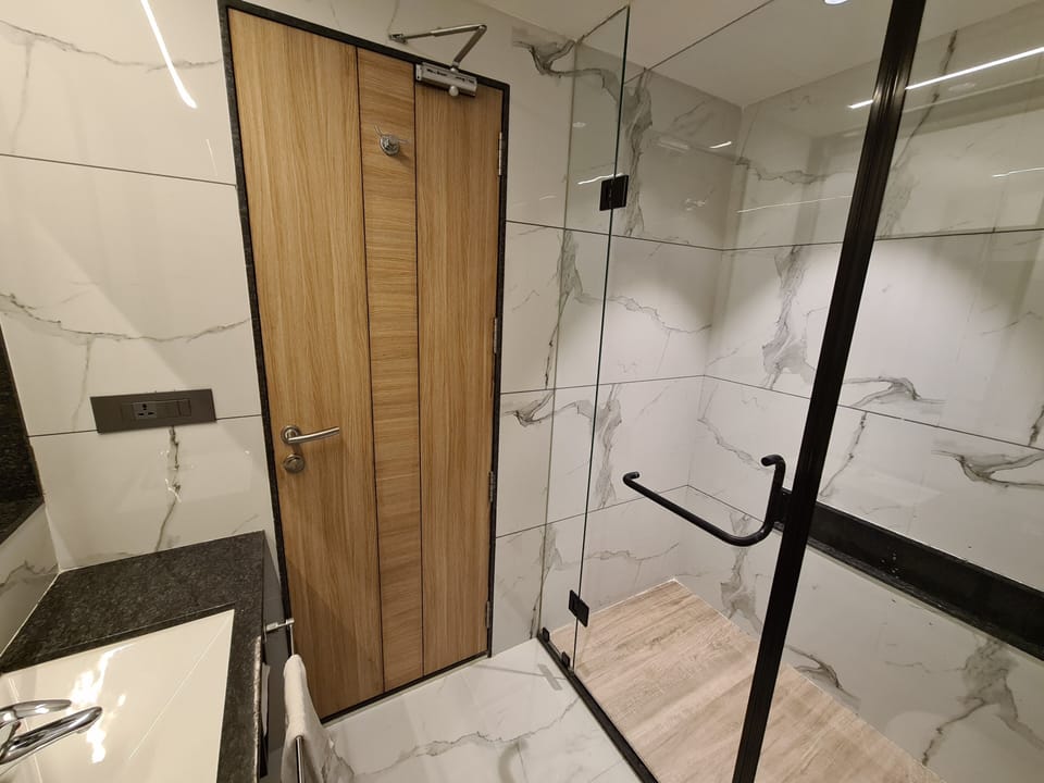 Signature Room | Bathroom | Shower, rainfall showerhead, slippers, towels