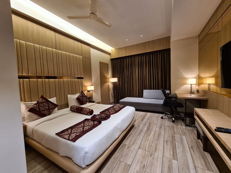 Signature Room | Egyptian cotton sheets, premium bedding, in-room safe