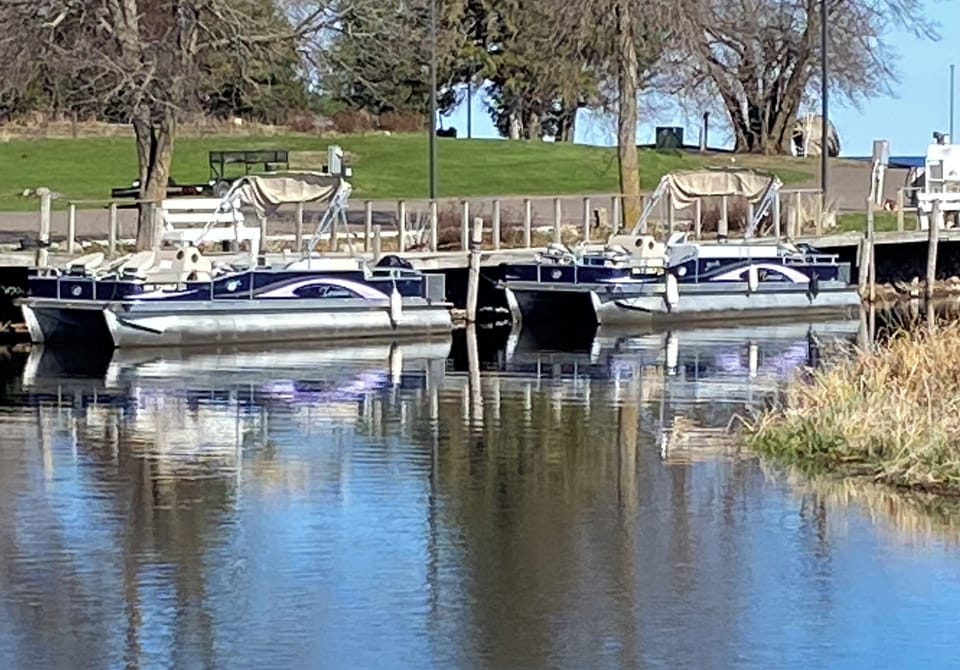 Izatys rents out pontoons, paddle boards and kayaks. Have fun on the lake