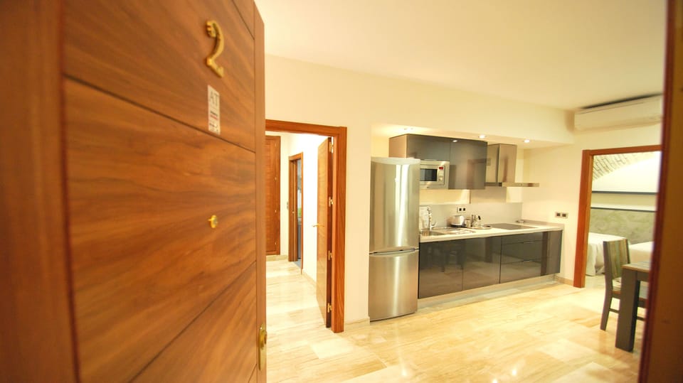 Full-size fridge, microwave, stovetop, dishwasher