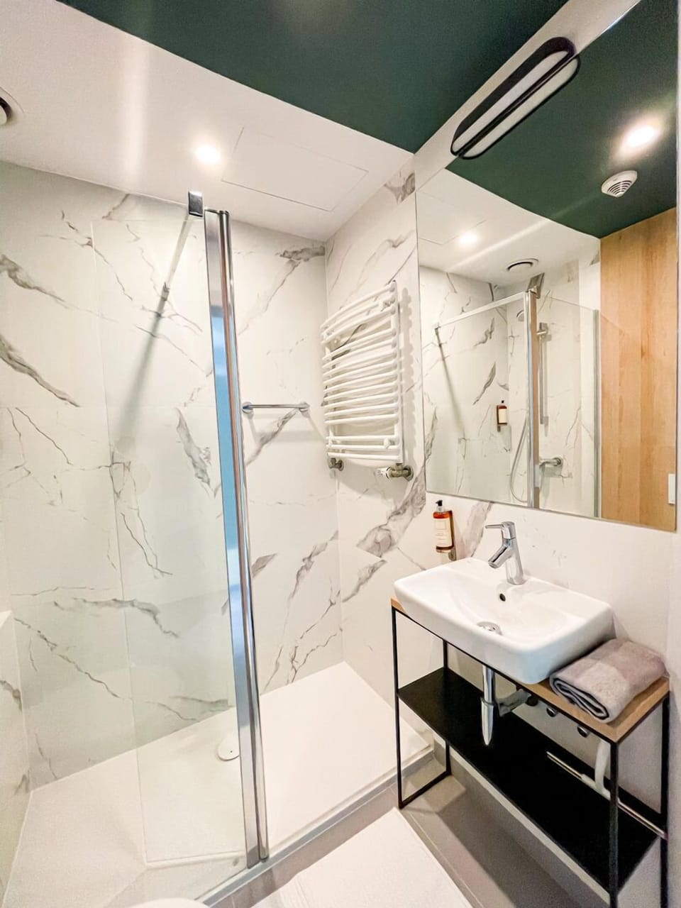 Comfort Studio Suite | Bathroom | Shower, hair dryer, towels