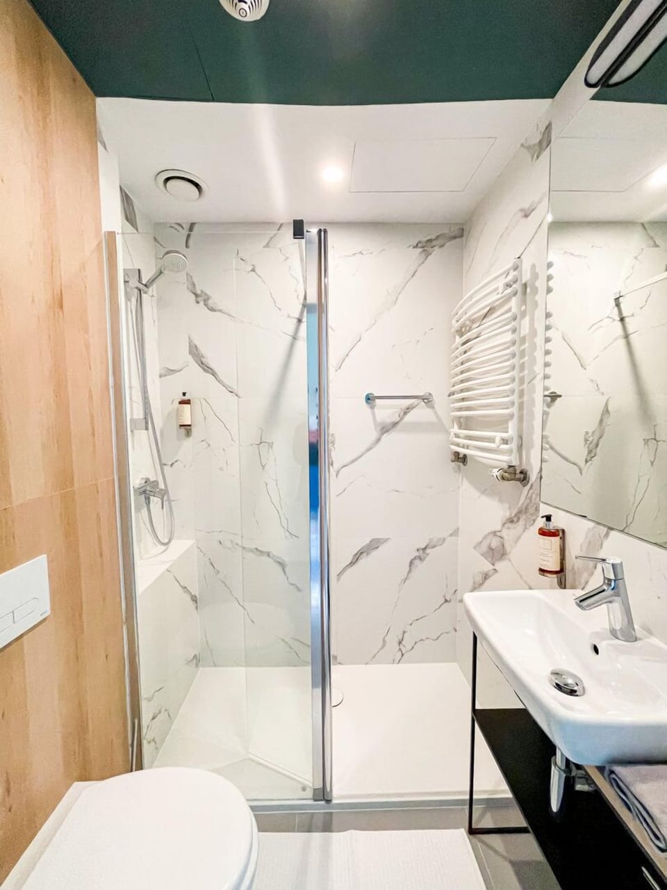 Comfort Studio Suite | Bathroom | Shower, hair dryer, towels