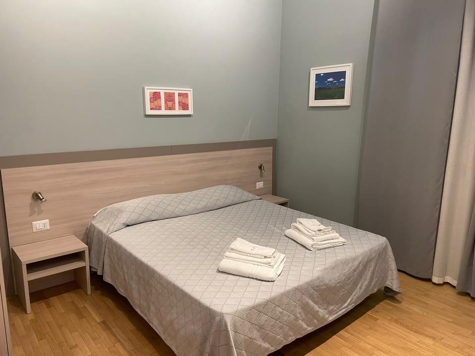 Business Room, Courtyard View, Tower | Desk, free WiFi