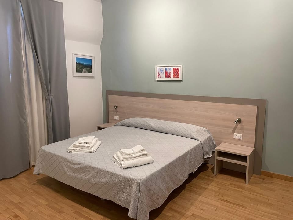 Business Room, Courtyard View, Tower | Desk, free WiFi