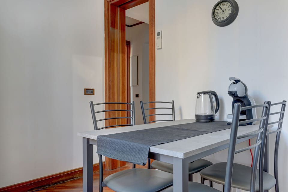 Apartment | Living area | 40-inch flat-screen TV with cable channels, TV, Netflix