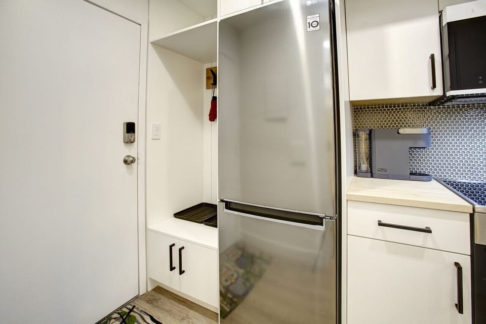 Large Fridge, Lots of appliances including: Toaster, microwave, oven, stove, kettle, coffee maker  more.  `Wonderful apartment. Well equipped kitchen, everything you need is there. Very comfortable mattress and bedding.`  Kathrin Switzerland
