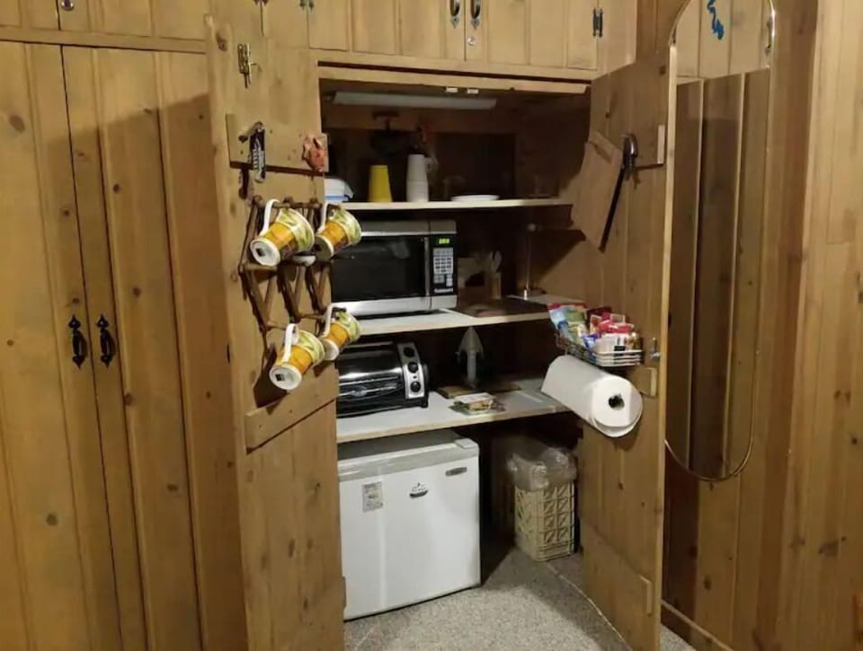 Kitchenette. Toaster oven, fridge, plates & utensils. Don't forget SNACKS! YUM! 
