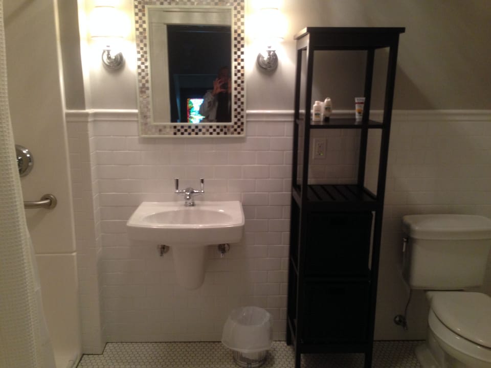 Room, 1 Queen Bed | Bathroom | Free toiletries, hair dryer, towels